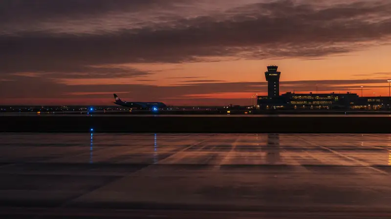 Gatwick Runway Blocked, Nine Flights Declare Emergencies