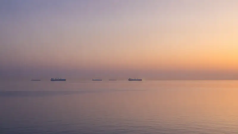 US Intensifies Strikes as Iran Retaliates, Strait of Hormuz Remains Tense