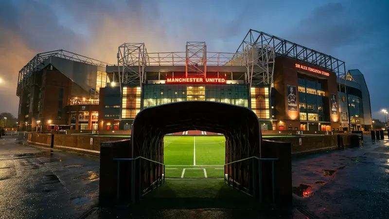 Manchester United Hosts Crystal Palace at Old Trafford in Top-Four Push