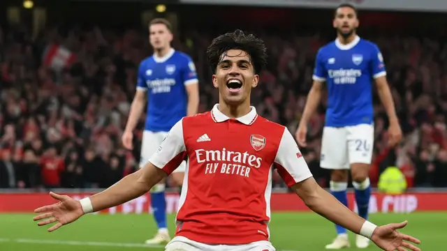 Gabriel Martinelli celebrates a goal in his Arsenal kit during an FA Cup match.
